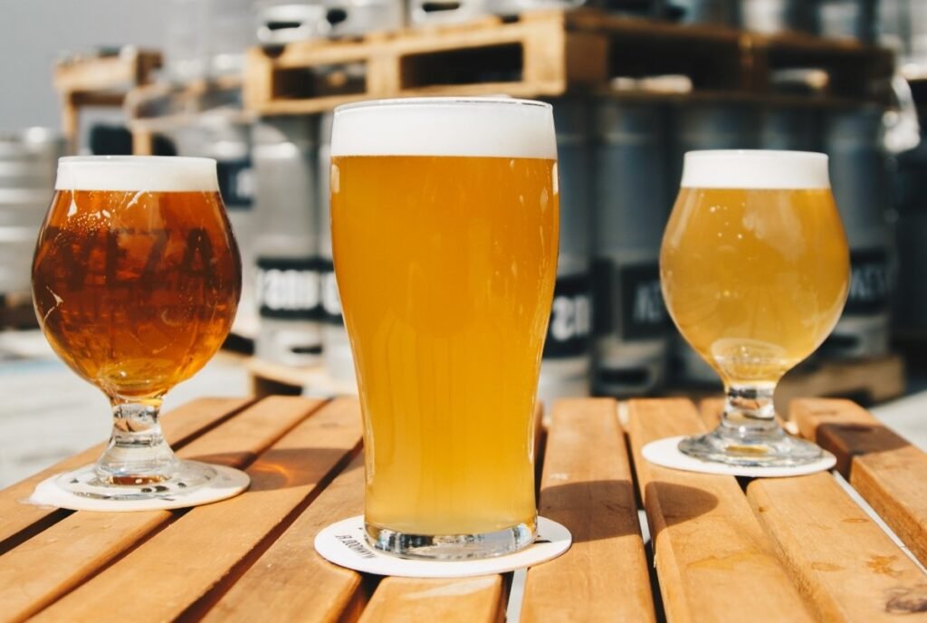 diferentes-vasos-de-cerveza-artesanal-recien-servidos-en-un-brewpub
